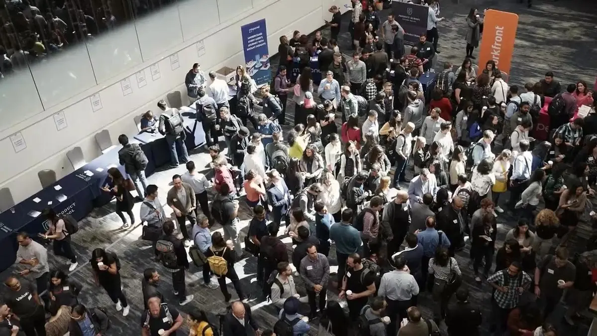Crowd in the main hall of the summit