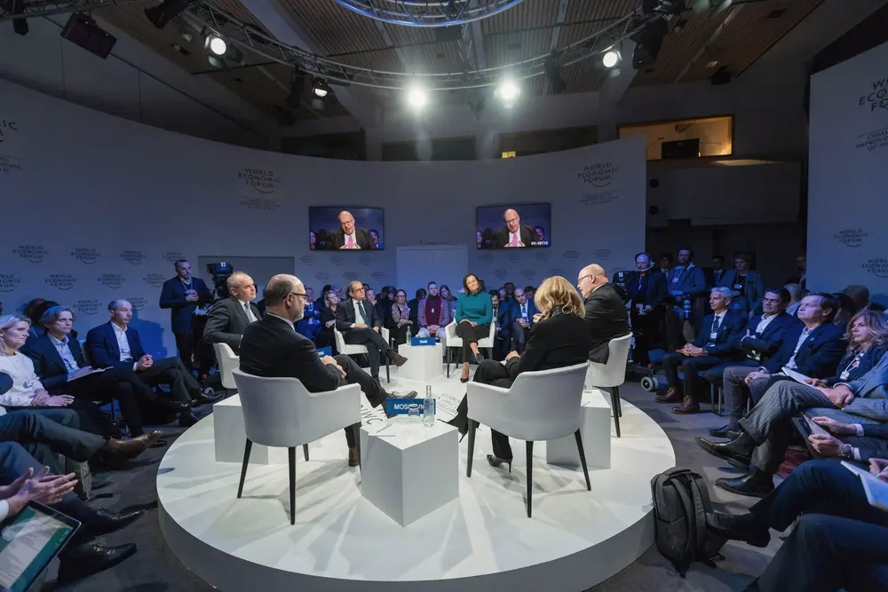 Discuție în panel pe o scenă rotundă